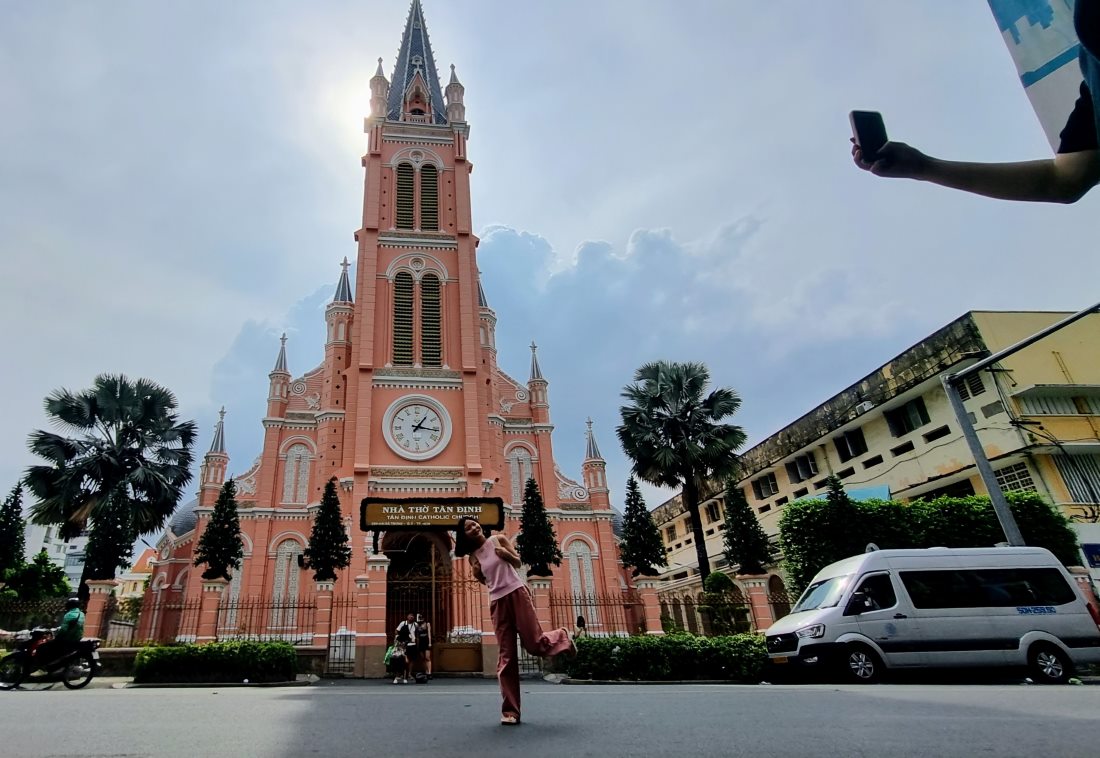 Nhà thờ Tân Định hấp dẫn du khách trong và ngoài nước bởi màu sơn hồng nổi bật, khác với phần lớn các công trình Công giáo ở Việt Nam. 