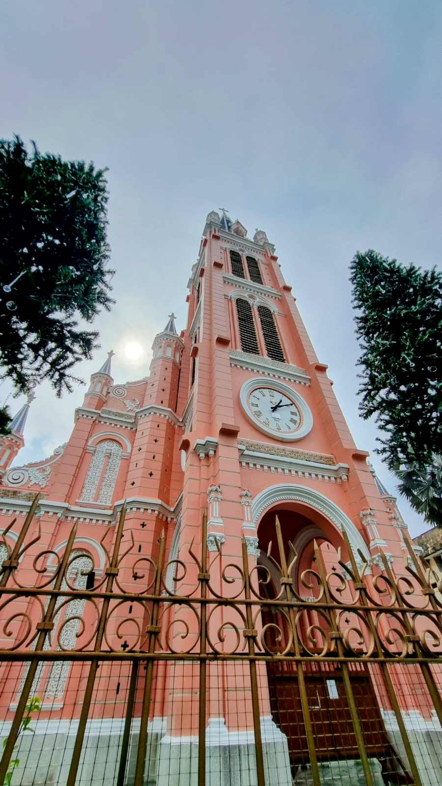 Toàn bộ nhà thờ được sơn màu hồng bên ngoài và hồng nhạt hơn bên trong từ năm 1957. 