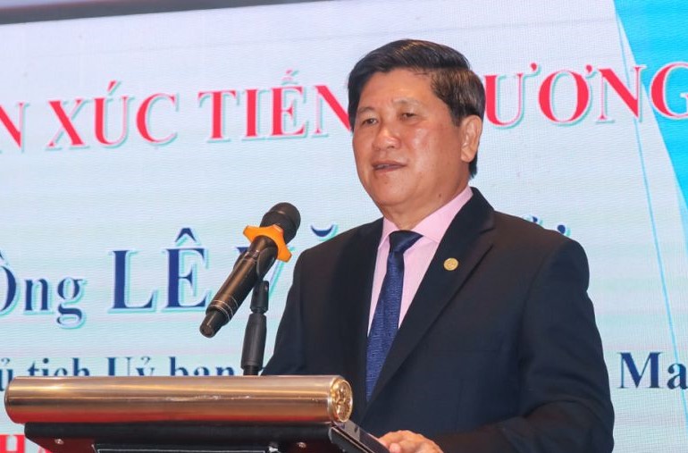 Ông Lê Văn Sử, Phó chủ tịch UBND tỉnh Cà Mau điều hành Phiên xúc tiến thương mại trong khuôn khổ Festval tôm Cà Mau. Ảnh: Nhật Hồ