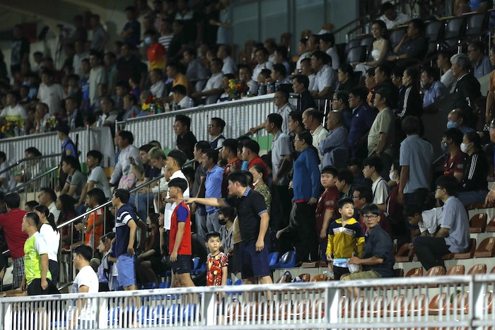 Rất đông cổ động viên Bình Định liên tục la hét, gây sức ép với trọng tài và cầu thủ đội khách. Ảnh: Thanh Vũ