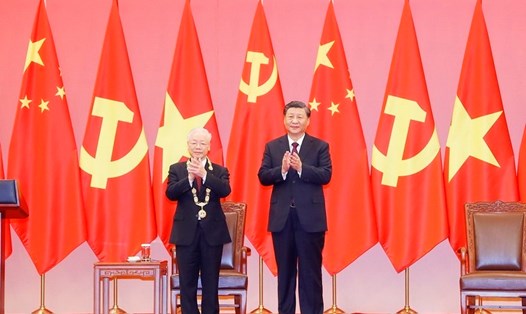Tổng Bí thư, Chủ tịch Trung Quốc Tập Cận Bình trao Huân chương Hữu nghị tặng Tổng Bí thư Nguyễn Phú Trọng. Ảnh: TTXVN