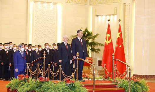 Tổng Bí thư Nguyễn Phú Trọng và Tổng Bí thư, Chủ tịch Trung Quốc Tập Cận Bình trên bục nghe quân nhạc cử Quốc thiều hai nước năm 2022. Ảnh: TTXVN