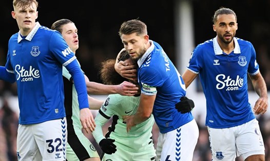 Everton "bóp nghẹt" Chelsea trong thế trận phòng ngự phản công. Ảnh: EPL