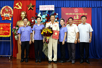 Tân Viện trưởng Viện KSND TP Châu Đốc nhận quyết định bổ nhiệm. Ảnh: Viện KSND tỉnh An Giang