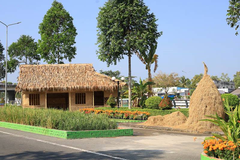 Ngôi nhà lá đặc trưng của vùng đất Nam Bộ được tái hiện tại con đường lúa gạo. Ảnh: Phương Anh