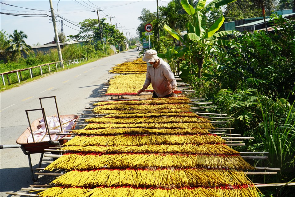 Sự phát triển của xã hội và thời gian đã dần làm mai một nghề làm nhang. Tuy nhiên cứ mỗi dịp lễ Tết, khắp làng lại “thay áo” đủ màu sắc sặc sỡ của các bó nhang.  