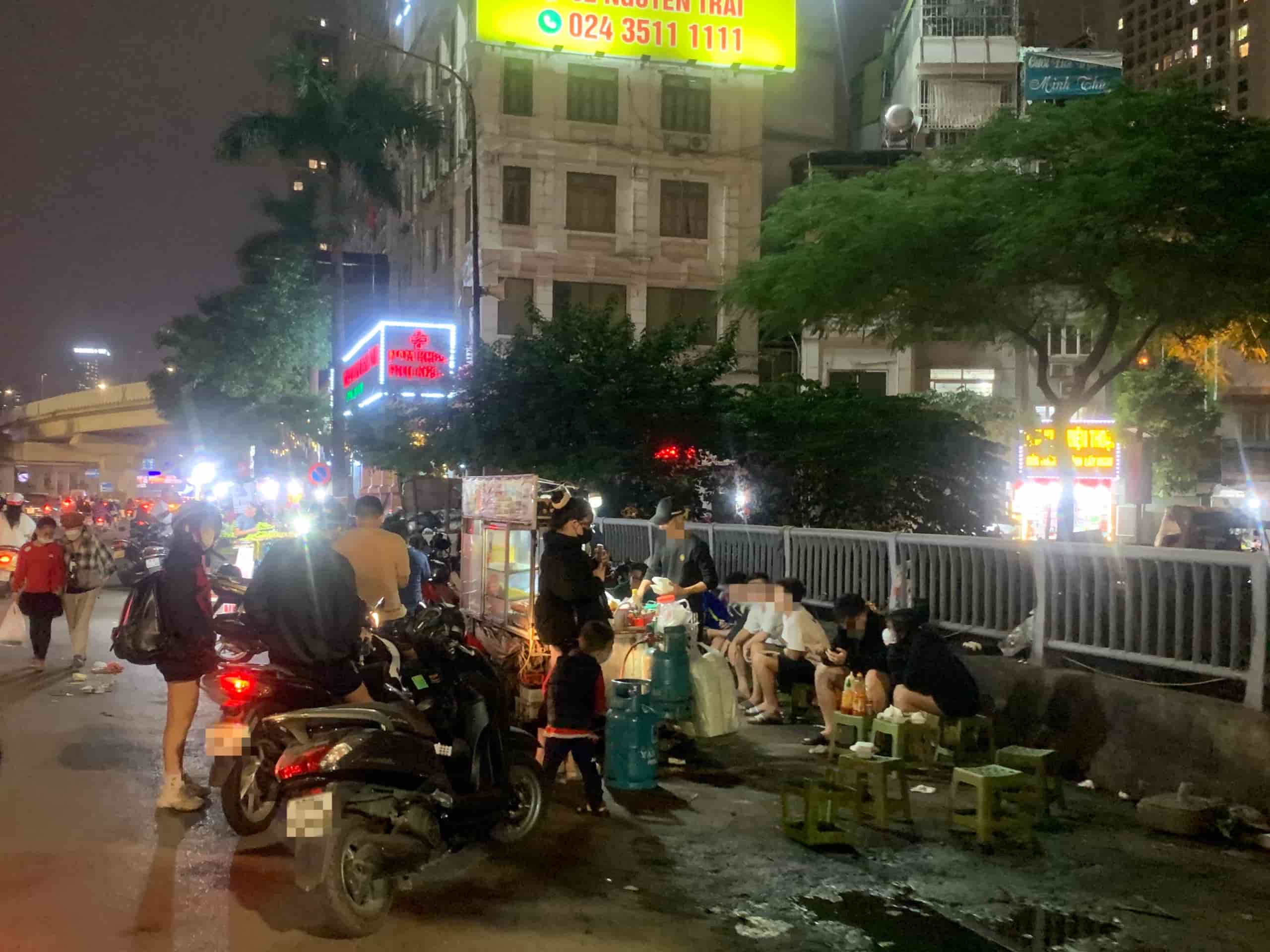Tại Cầu Mới (Nguyễn Trãi, Thanh Xuân, Hà Nội), các hàng quán nối tiếp nhau gây mất mỹ quan đô thị, không đảm bảo trật tự an ninh khu vực. Ảnh: Nhật Minh
