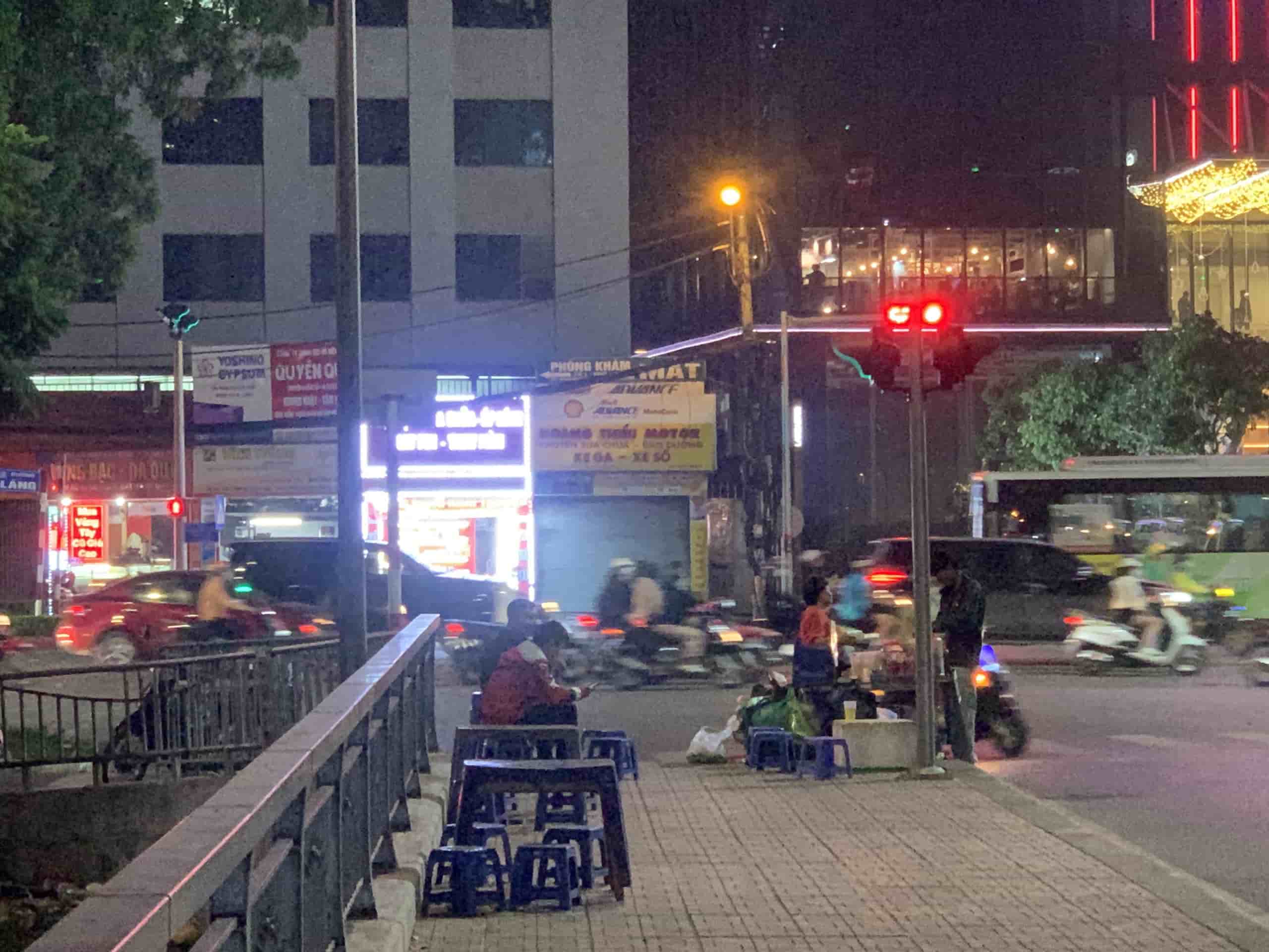 Tại cầu Yên Hoà (Cầu Giấy, Hà Nội), người kinh doanh tận dụng cả lòng đường và vỉa hè tại cầu để buôn bán. Ảnh: Nhật Minh