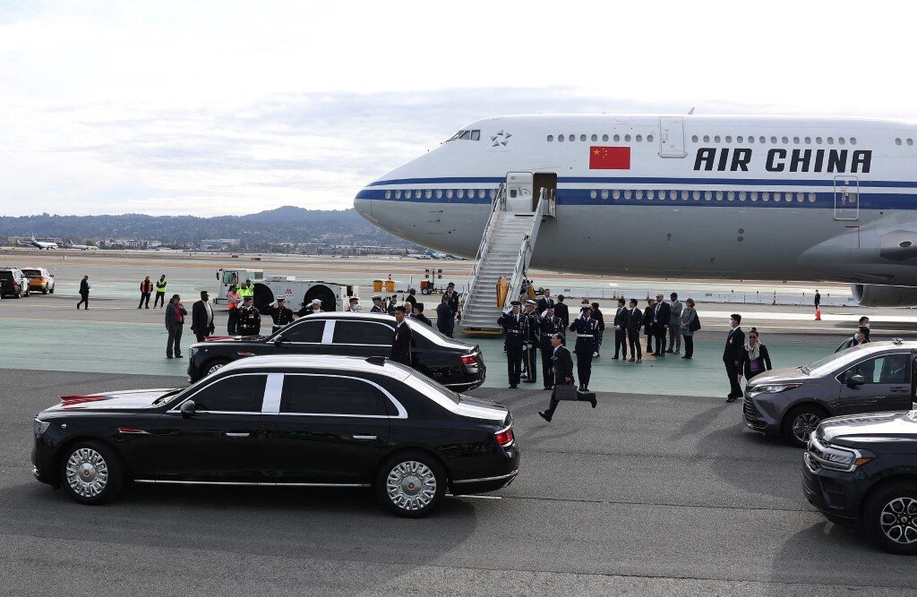 Đoàn xe của Chủ tịch Trung Quốc Tập Cận Bình chuẩn bị khởi hành sau khi đến Sân bay Quốc tế San Francisco trước hội nghị thượng đỉnh APEC vào ngày 14.11.2023. Ảnh: AFP