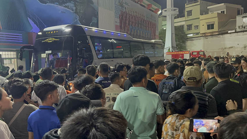 Đám đông vây kín xe của đội Thanh Hoá khiến họ không thể rời khỏi sân vận động. Ảnh: Thanh Vũ