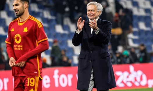 Jose Mourinho luôn có cách chỉ đạo chiến thuật rất thú vị. Ảnh: Roma Press