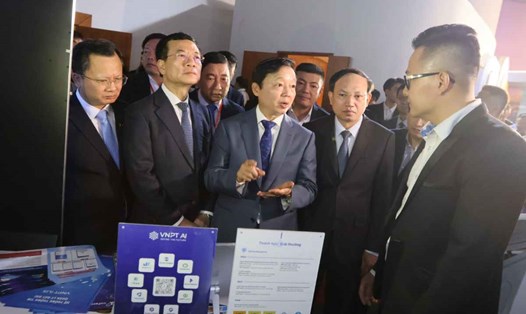 Phó Thủ tướng Chính phủ Trần Hồng Hà cùng các đại biểu tham quan các gian hàng triển lãm trong khuôn khổ Diễn đàn. Ảnh: Nguyễn Hùng