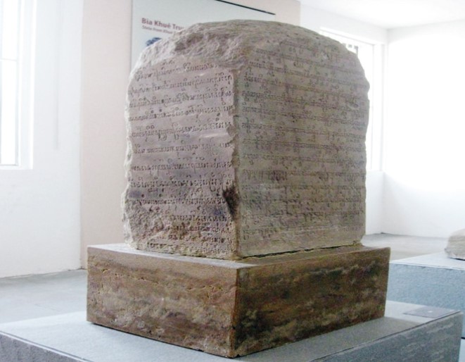 Bia đá Khuê Trung có khắc văn tự Chăm lưu giữ tại Bảo tàng. Ảnh BT Chăm