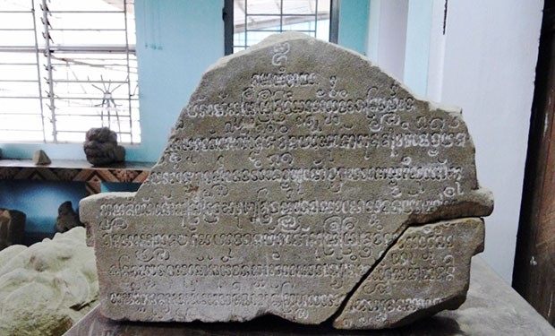 Văn khắc tiếng Chăm cổ phía sau (phần trên) bức tượng Siva-đạo sư, niên đại 14434, tìm thấy tại Chùa Vua, thung lũng Chiêm Sơn Tây (mặt sau). Ảnh BT Chăm