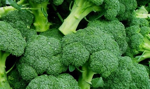 Để bổ sung vitamin C hỗ trợ giảm axit uric có thể dùng bông cải xanh hấp trong chế độ ăn. Ảnh: Phạm My