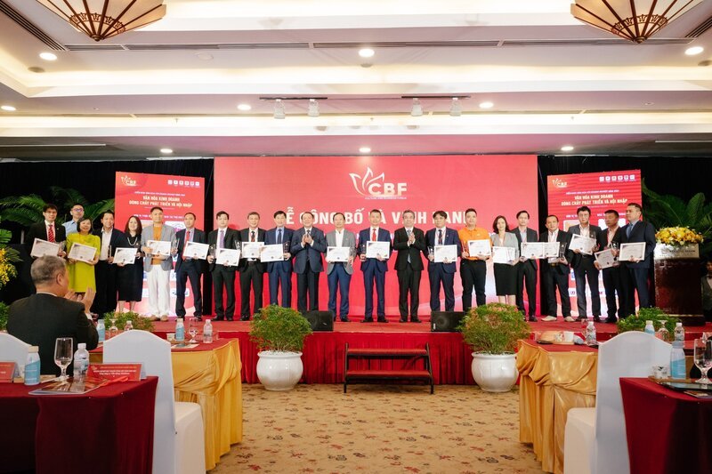 20 doanh nghiệp vinh dự nhận danh hiệu “Doanh nghiệp đạt chuẩn văn hóa kinh doanh Việt Nam” năm 2023. Ảnh: PVcomBank