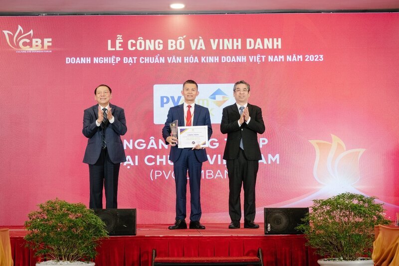 PVcomBank là đơn vị duy nhất trong ngành tài chính ngân hàng được vinh danh là “Doanh nghiệp đạt chuẩn văn hóa kinh doanh Việt Nam” năm 2023.Ảnh PVcomBank