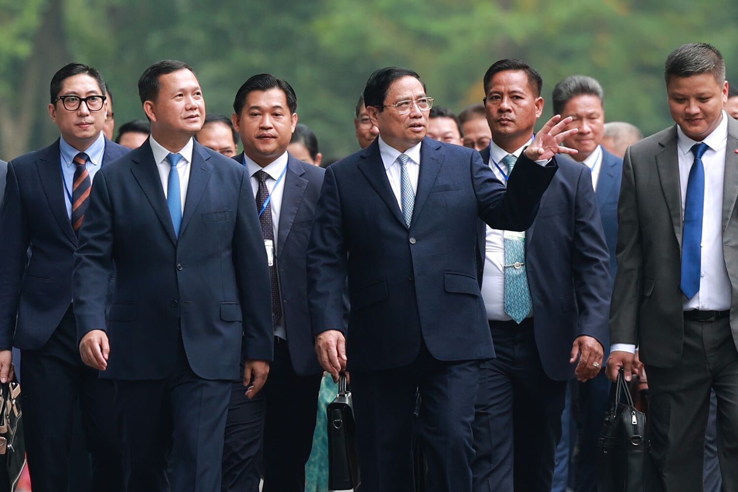 Sau lễ đón trọng thể, Thủ tướng Chính phủ Phạm Minh Chính và Thủ tướng Campuchia Hun Manet di chuyển tới Văn phòng Chính phủ để hội đàm. Ảnh: Hải Nguyễn. 