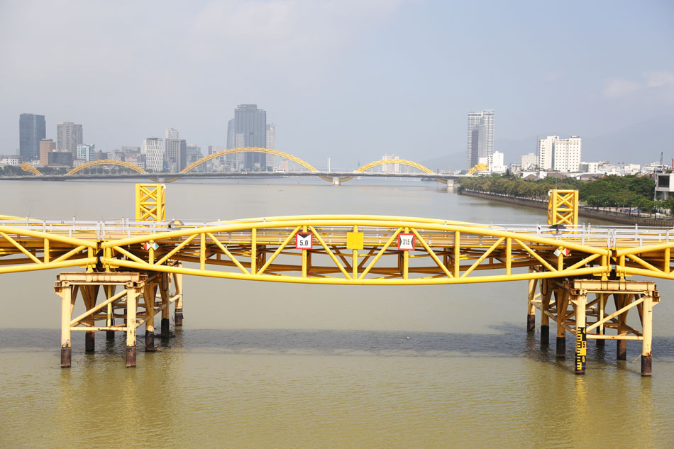 Cầu Nguyễn Văn Trỗi là một trong những cây cầu có kiến trúc vòm bằng giàn thép Poni hiếm hoi tại Việt Nam và được xem là tuyến đường bộ huyết mạch nối liền hai bờ sông Hàn cho đến khi cầu quay Sông Hàn được đưa vào sử dụng từ năm 2000.