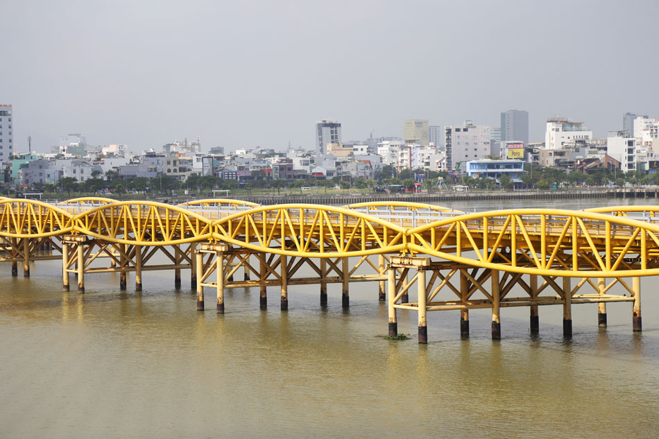 Cầu Nguyễn Văn Trỗi nằm song song với cầu Trần Thị Lý, được Hãng thầu RMK của Mỹ xây dựng những năm 1960. Ảnh: Văn Trực