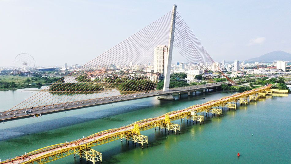 Cầu gồm 14 nhịp giàn thép Poni có tổng chiều dài 513,8m, phần xe chạy 8,5m, không có lề dành cho người đi bộ và là cầu đường bộ đầu tiên bắc qua sông Hàn