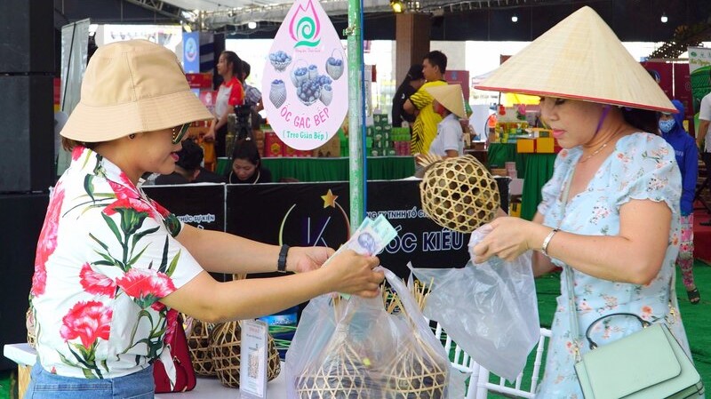 Ốc đen sau khi trở thành sản phẩm OCOP được khách tham quan tại Festival Tôm Cà Mau ưa chuộng. Ảnh: Nhật Hồ