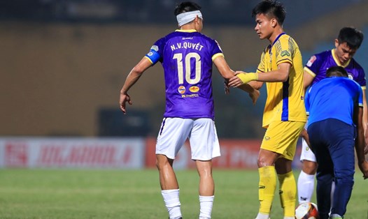 Tiền đạo Văn Quyết (Hà Nội FC) va chạm với Trần Đình Hoàng (Sông Lam Nghệ An) tại vòng 5 Night Wolf V.League 2302-24. Ảnh: Minh Dân