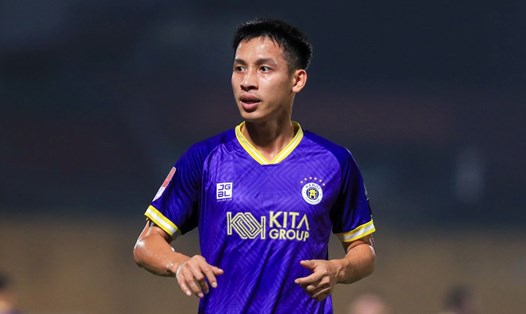 Tiền vệ Đỗ Hùng Dũng sẽ gắn bó với Hà Nội FC thêm 3 mùa giải. Ảnh: Minh Dân