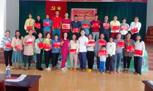 Trung tâm Giáo dục nghề nghiệp - Giáo dục thường xuyên huyện Đắk Glong trao chứng nhận dạy nghề cho các học viên. Ảnh: Bảo Lâm