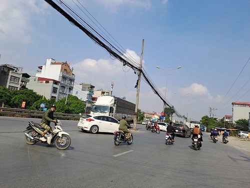 Công ty Điện lực Thanh Trì phản hồi về hàng cột điện giữa đường. Ảnh: Đặng Tiến