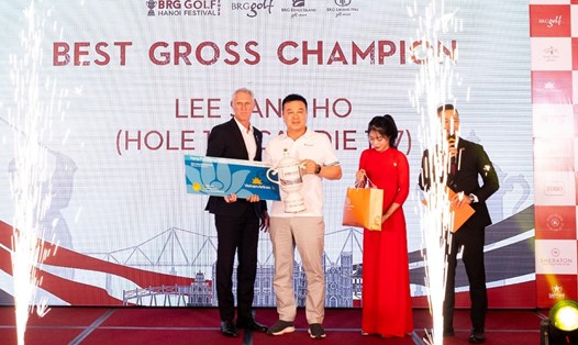 Gôn thủ Lee Sang-ho tới từ Hàn Quốc nhận cúp vô địch 2023 BRG Golf Hanoi Festival. Ảnh: Thu Thảo