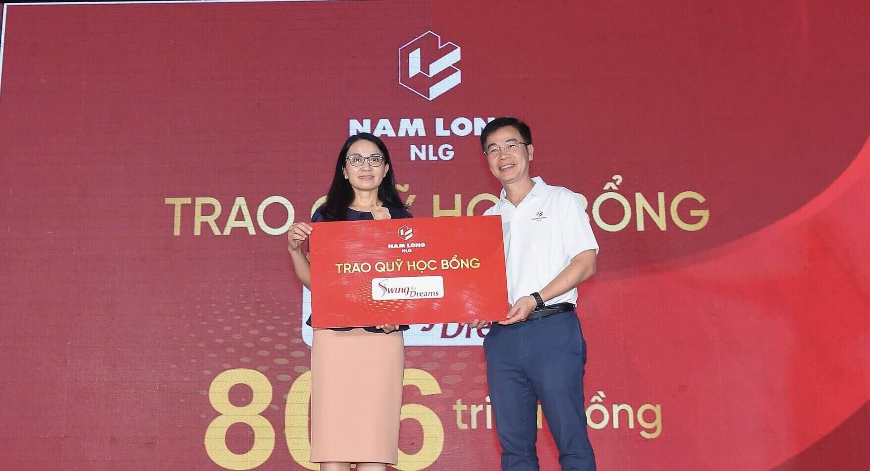 Ông Trần Xuân Ngọc - Tổng Giám đốc Tập đoàn Nam Long - trao biểu trưng học bổng cho đại diện các trường đại học tại TPHCM. Ảnh: Nguồn Nam Long