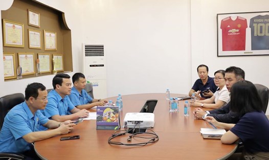 Buổi làm việc giữa lãnh đạo LĐLĐ tỉnh Hưng Yên và lãnh đạo Công ty TNHH Sơn Kansai – Alphanam. Ảnh: CĐHY
