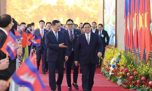 Hai Thủ tướng đã trao đổi về phương hướng lớn nhằm thúc đẩy mạnh mẽ quan hệ hợp tác toàn diện Việt Nam - Campuchia trong thời gian tới. Ảnh: Hải Nguyễn