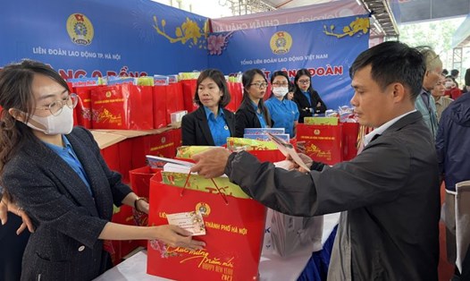 CNLĐ Hà Nội có hoàn cảnh khó khăn nhận quà tại Gian hàng “0 đồng” ở Chợ Tết Công đoàn năm 2023. Ảnh: Kiều Vũ