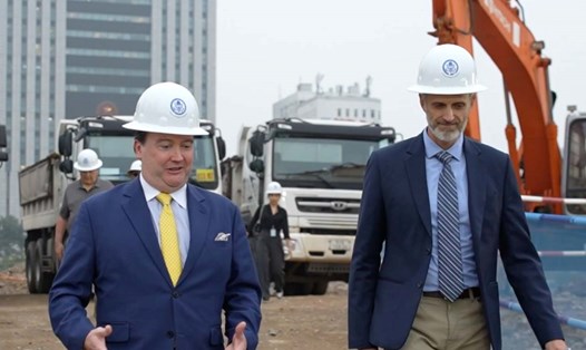Đại sứ Mỹ Marc Knapper (trái) thăm công trường xây dựng trụ sở mới của Đại sứ quán Mỹ tại Hà Nội. Ảnh cắt từ video