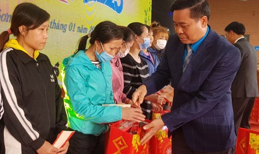 Chương trình “Tết Sum vầy” năm 2024, LĐLĐ tỉnh Ninh Bình dự kiến sẽ trao tặng 1.500 suất quà trị giá gần 800 triệu đồng cho những đoàn viên, NLĐ có hoàn cảnh khó khăn. Ảnh: Diệu Anh