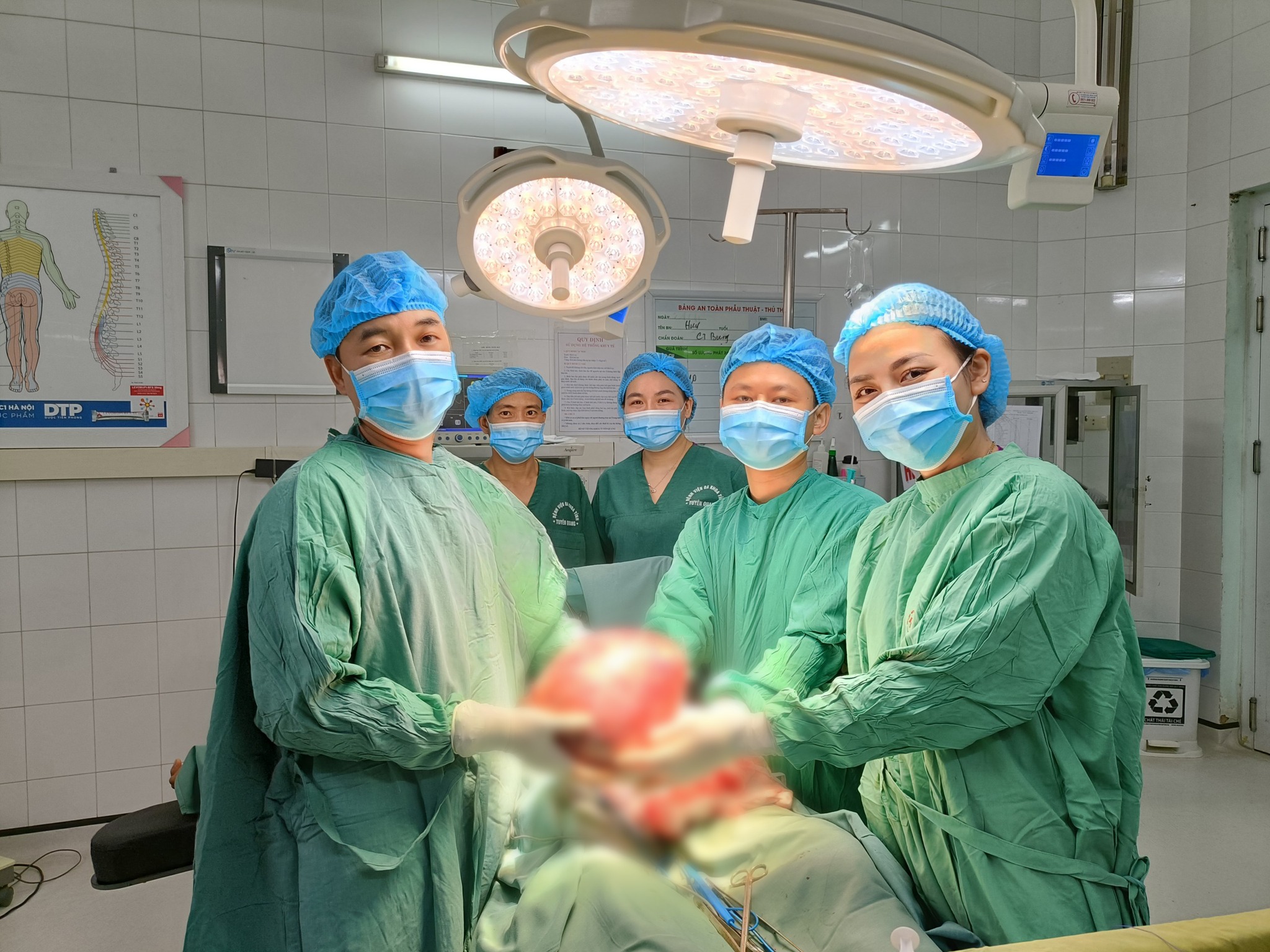 Các bác sĩ phẫu thuật thành công khối u nặng hơn 4 kg cho người bệnh. Ảnh: BVCC