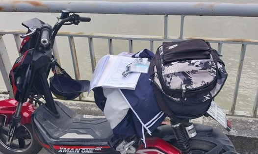 Nam sinh 16 tuổi để lại xe máy điện cùng tư trang trên cầu Bến Thủy rồi nhảy xuống sông Lam tự tử. Ảnh: Hải Đăng 