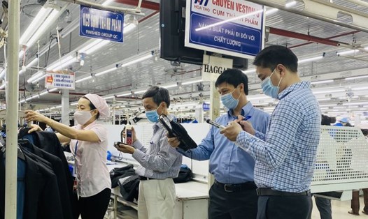 Trung tâm Kiểm soát bệnh tật thành phố Đà Nẵng đo quan trắc môi trường lao động tại các doanh nghiệp. 
Ảnh: Phan Nguyên