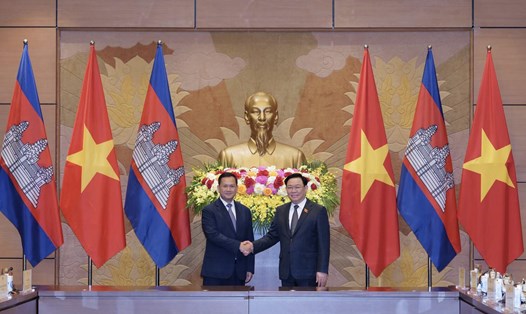  Chủ tịch Quốc hội Vương Đình Huệ và Thủ tướng Campuchia Hun Manet. Ảnh: Hải Nguyễn