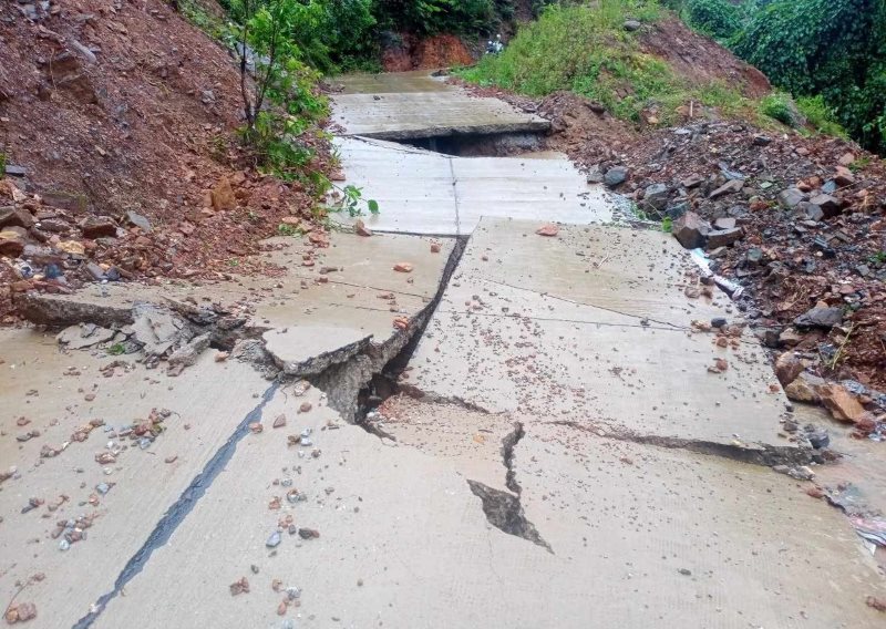 Đường giao thông liên xã tại huyện Nam Trà My, tỉnh Quảng Nam bị hư hỏng nặng trong mùa mưa bão năm 2023. Ảnh: Hoàng Bin.