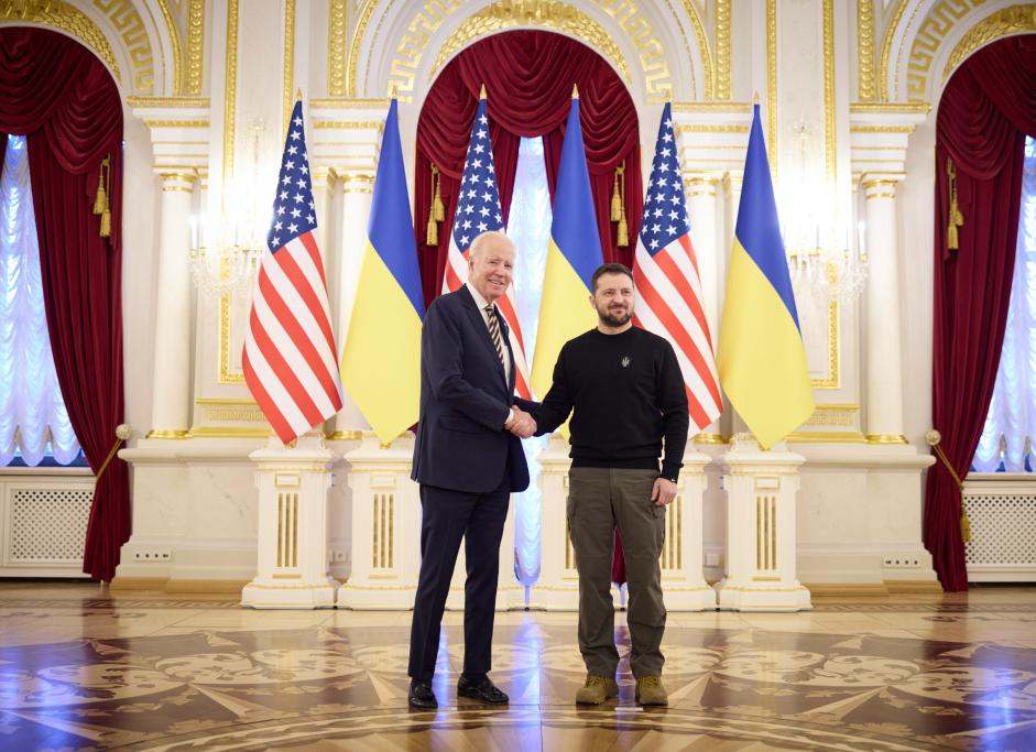 Tổng thống Mỹ Joe Biden có chuyến thăm bất ngờ tới Kiev, gặp Tổng thống Ukraina Volodymyr Zelensky ngày 20.2.2023. Ảnh: Xinhua