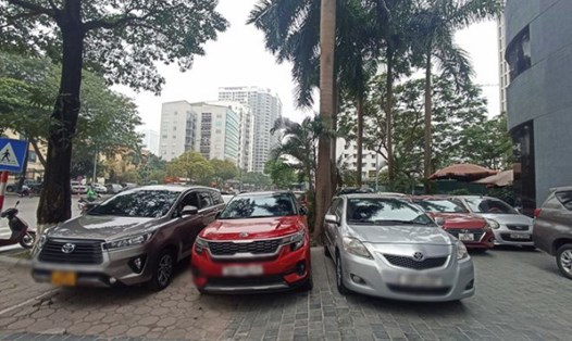 Nhiều tòa nhà văn phòng, chung cư tại Hà Nội phải tận dụng vỉa hè, lòng đường để làm bãi đỗ xe. Ảnh: Phạm Đông