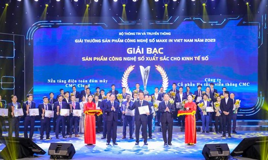 Đại diện CMC nhận giải Bạc Sản phẩm công nghệ số Make in Viet Nam 2023 cho sản phẩm nền tảng điện toán đám mây CMC Cloud. Ảnh: CMC
