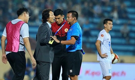 Huấn luyện viên Gong Oh-kyun và cầu thủ Trần Văn Kiên (cầm bóng) va chạm ở vòng 5 V.League. Ảnh: NĐFC