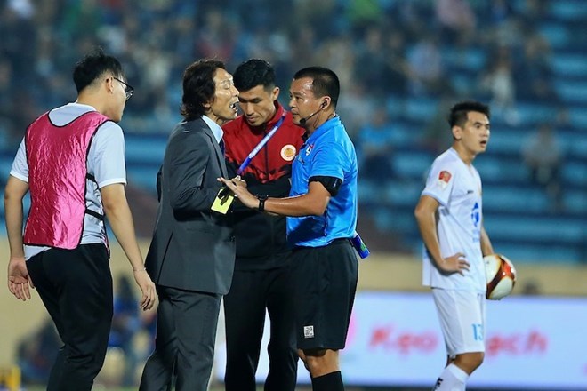 Huấn luyện viên Gong Oh-kyun và hậu vệ Văn Kiên bị đề nghị phạt bổ sung