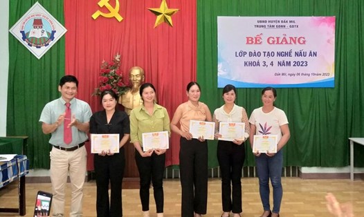 Trung tâm Giáo dục nghề nghiệp - Giáo dục thường xuyên huyện Đắk Mil khen thưởng các học viên xuất sắc trong khóa đào tạo nghề nấu ăn sơ cấp. Ảnh: Bảo Lâm