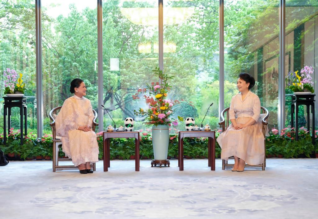 Phu nhân Bành Lệ Viên gặp Phu nhân Tổng thống Indonesia Joko Widodo - bà Iriana Joko Widodo - tại Thành Đô, thủ phủ tỉnh Tứ Xuyên, tây nam Trung Quốc, ngày 27.7.2023. Ảnh: Xinhua