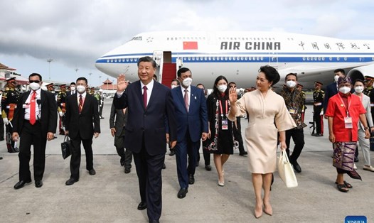 Chủ tịch Trung Quốc Tập Cận Bình và Phu nhân Bành Lệ Viên tại sân bay Bali, Indonesia, ngày 14.11.2022. Ảnh: Xinhua